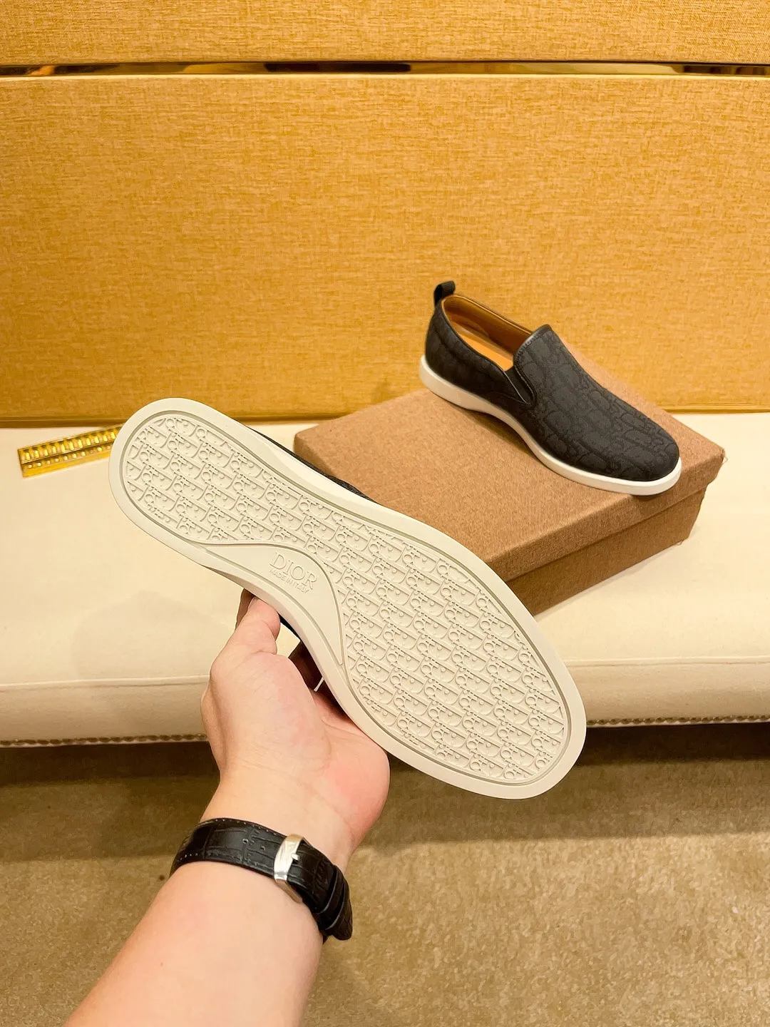 Factory price 380🔥[Dior] The latest 2024 new model is carefully crafted and set off the audience! An international brand that continues to innovate. This men's all-season casual shoe, the original version, has an all-leather upper, breathable and comfortable leather feet ➕Rubber non-slip outsole, breathable and comfortable, quality speaks for itself👄Color: two colors Size: 38-44